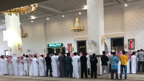 جموع المصلين على جنازة الشاب عبدالله رحمه الله 