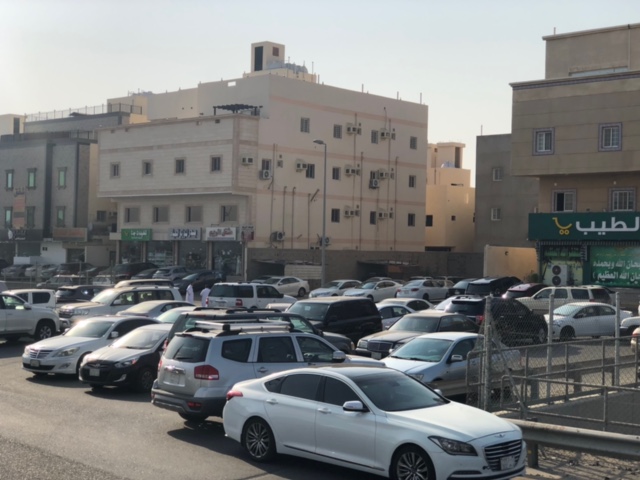 مركبات المصلين تغلق الطرق في جنازة الشاب عبدالله رحمه الله 