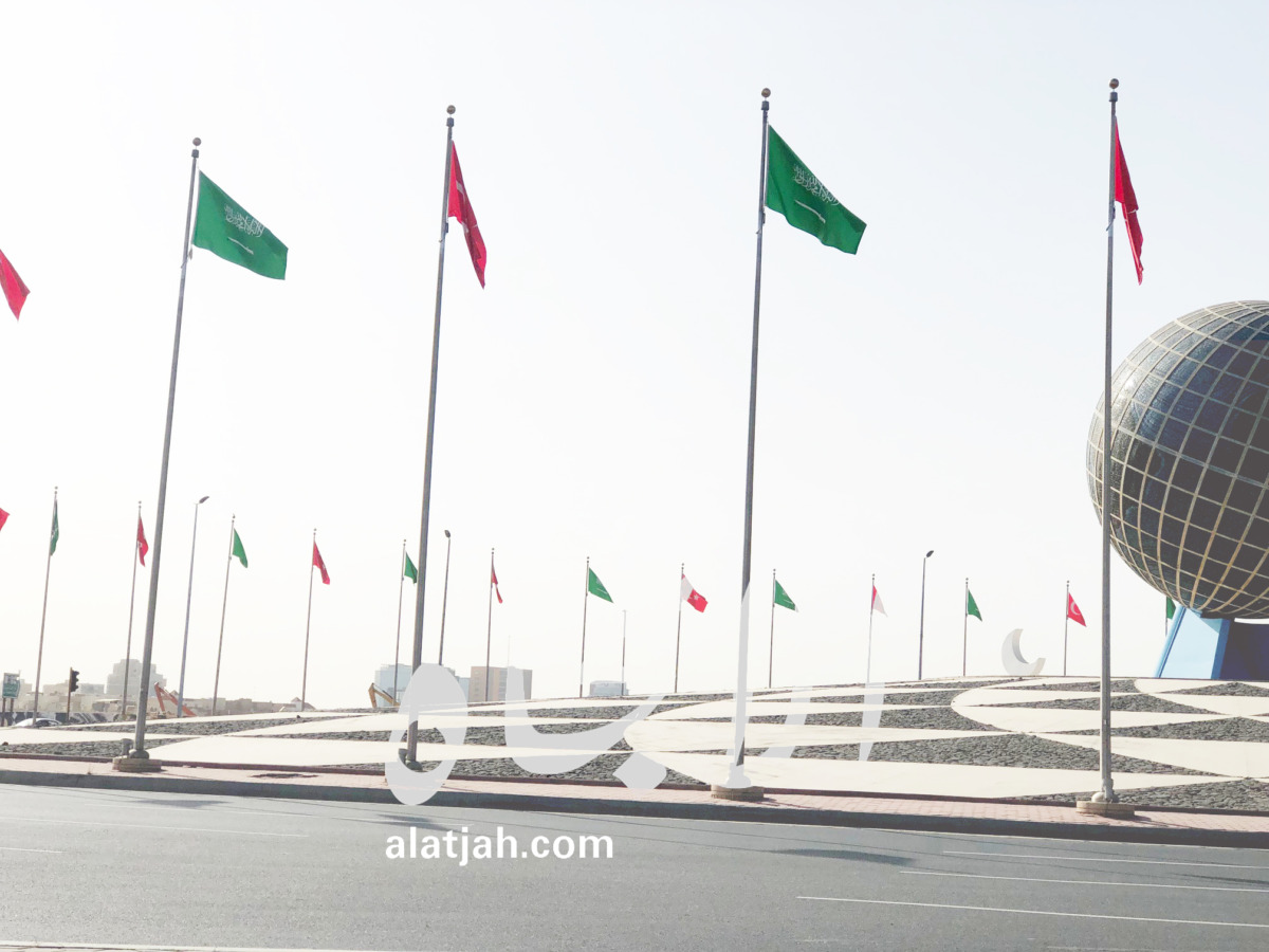 صورة رصدتها (الاتجاه) صباح الخميس 28.04.2022 - أحد ميادين مدينة جدة ترفع العلم التركي استقبالاً لرئيس تركيا