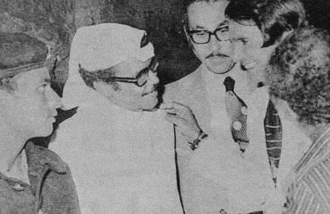 الفنان الكبير عبدالحليم حافظ يحادث الفنان طلال مداح