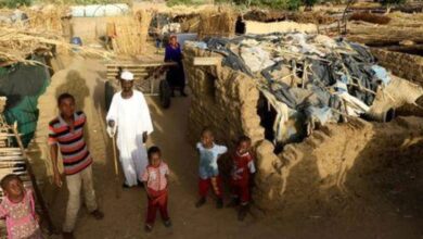 عائلة سودانية نازحة في مخيم في دارفور بالسودان في صورة من أرشيف رويترز reuters_tickers