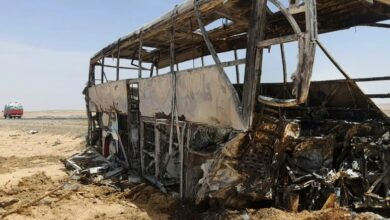 الحافلة السياحية التي تعرضت لحادث سير جنوب أسوان وقد احترقت بالكامل. 13 نيسان 2022 © أ ف ب