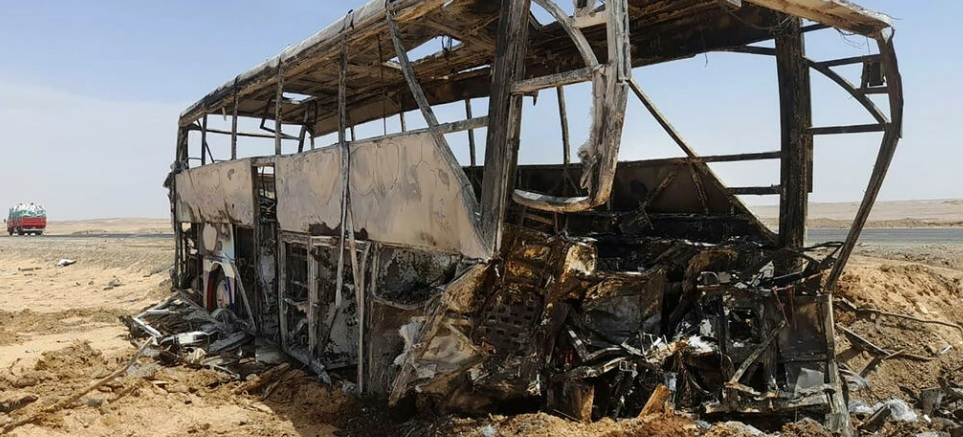 الحافلة السياحية التي تعرضت لحادث سير جنوب أسوان وقد احترقت بالكامل. 13 نيسان 2022 © أ ف ب