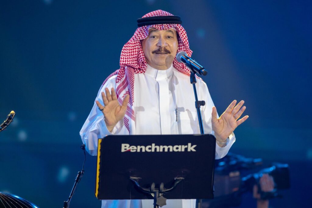 الفنان علي عبدالكريم اثناء الوصلة الغنائي في مسرح موسم جدة 2022