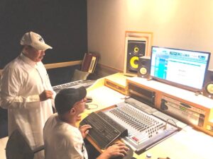 الفنان محمد عمر في الاستديو