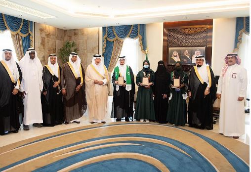 سمو الأمير خالد الفيصل يكرم طلاب وطالبات تعليم مكة المكرمة وجدة الفائزين بجوائز (آيسف 2022) 1 التقاط