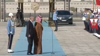 ولي العهد يحيي حرس الشرف التركي السلام عليكم