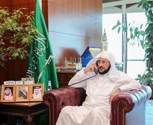 “آل الشيخ” يواسي أسرة المؤذن “المهجري” الذي وافته المنية بعد خدمة 40 عامًا 1 1658678289 آل الشيخ يواسي أسرة المؤذن الشيخ المهجري الذي وافته المنية