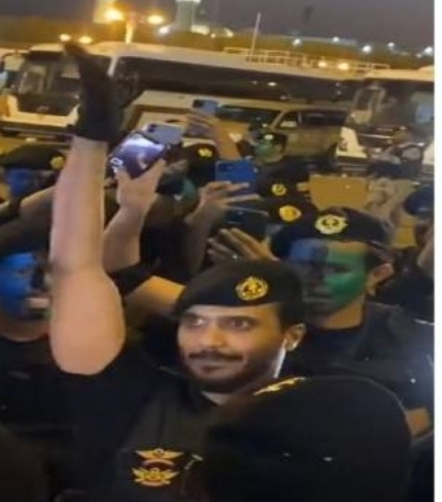 جنود سعوديون يتعاهدون على خدمة ضيوف الرحمن خلال موسم الحج