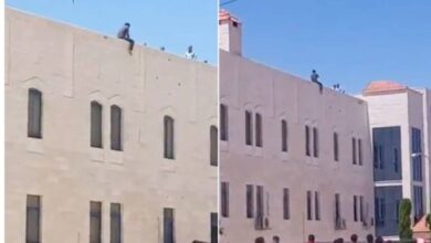 طالب يهدد بالانتحار من أعلى مبنى جامعة في الأردن فيديو