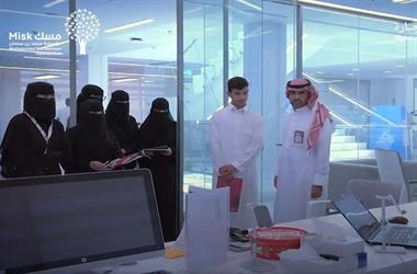 التجارة تستضيف عدداً من طلاب مسك ضمن برنامج اليوم الأول