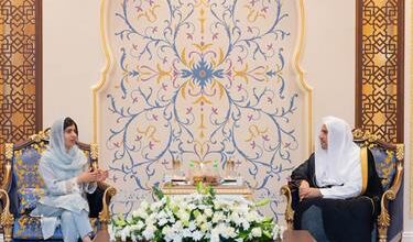 أمين رابطة العالم الإسلامي يستقبل ملالا يوسفزي أصغر حاملة لجائزة