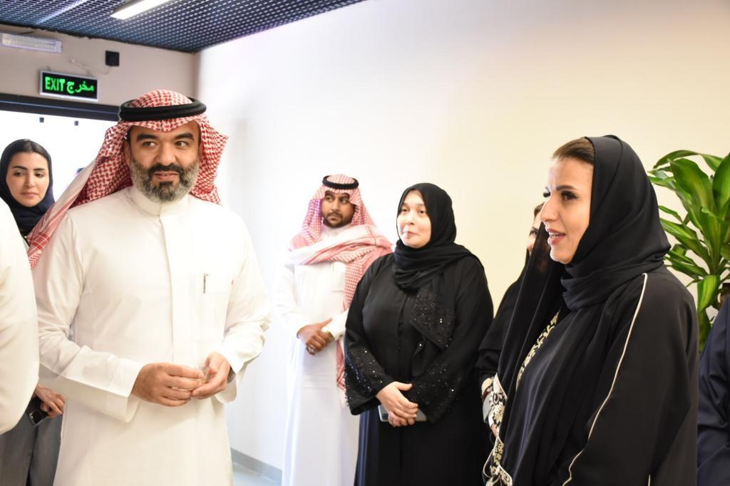 وزير الاتصالات وتقنية المعلومات يدشن معمل كود جامعة دار الحكمة 1 7677