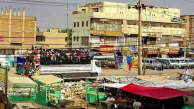 أشخاص يتجمعون لاستقلال حافلة للفرار خارج الخرطوم بسبب الاشتباكات بين الجيش السوداني وقوات الدعم السريع شبه العسكرية هناك يوم 28 أبريل نيسان 2023 في صورة لرويترز. reuters_tickers