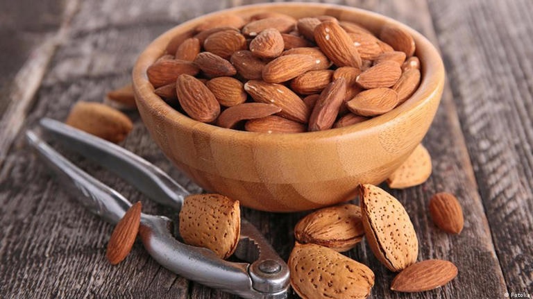 تضمين النظام الغذائي اليومي 56 جرامًا من اللوز يترك أثارا إيجابية على التحكم في نسبة السكر في الدم ومستوى الدهون
