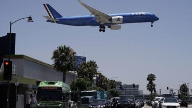 طائرة تجارية تقترب من الهبوط في مطار لوس أنجلوس الدولي في لوس أنجلوس