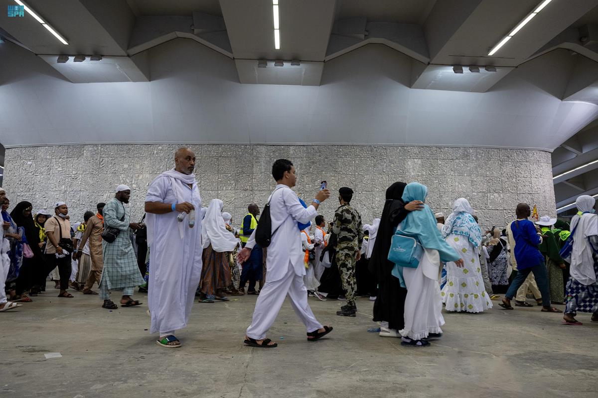 حجاج بيت الله الحرام يرمون اليوم الجمرات الثلاث في أول أيام التشريق 1 غففففففففففففف