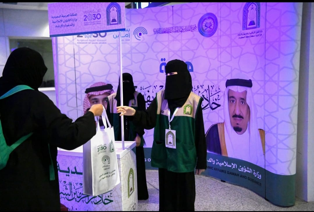 الشؤون الإسلامية تواصل توزيع هدية خادم الحرمين وتوديع حجاج بيت الله الحرام عبر منافذ جدة 1 ططططططططططططط