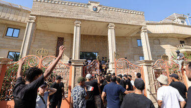 متظاهرون يقتحمون سفارة السويد ببغداد احتجاجا على حرق المصحف