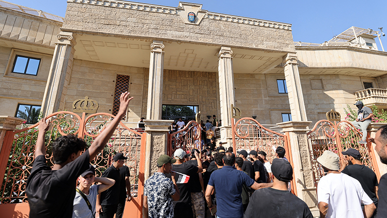 متظاهرون يقتحمون سفارة السويد ببغداد احتجاجا على حرق المصحف