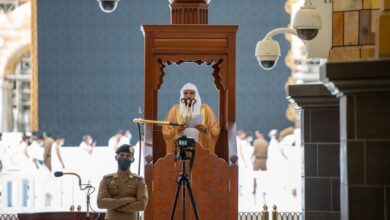 السديس يؤم المصلين لاستكمال صلاة الجمعة بعد تعرض المعيقلي لوعكة