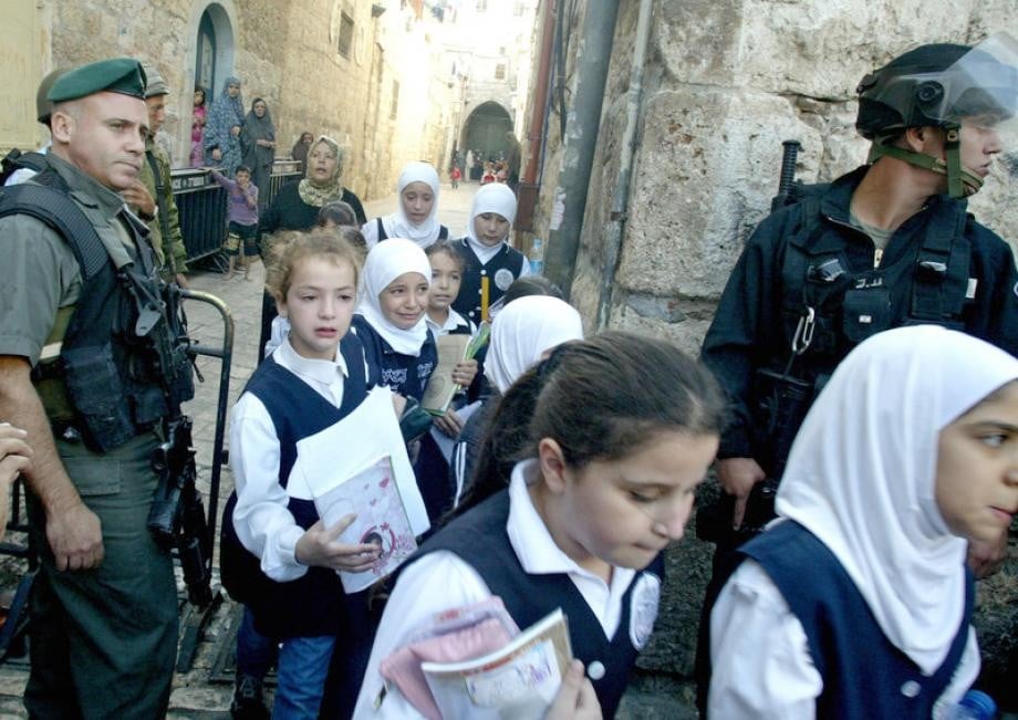 قوات الاحتلال الإسرائيلي تصادر كتب المنهاج الفلسطيني في القدس 1 قوات الاحتلال الإسرائيلي تصادر كتب المنهاج الفلسطيني في القدس