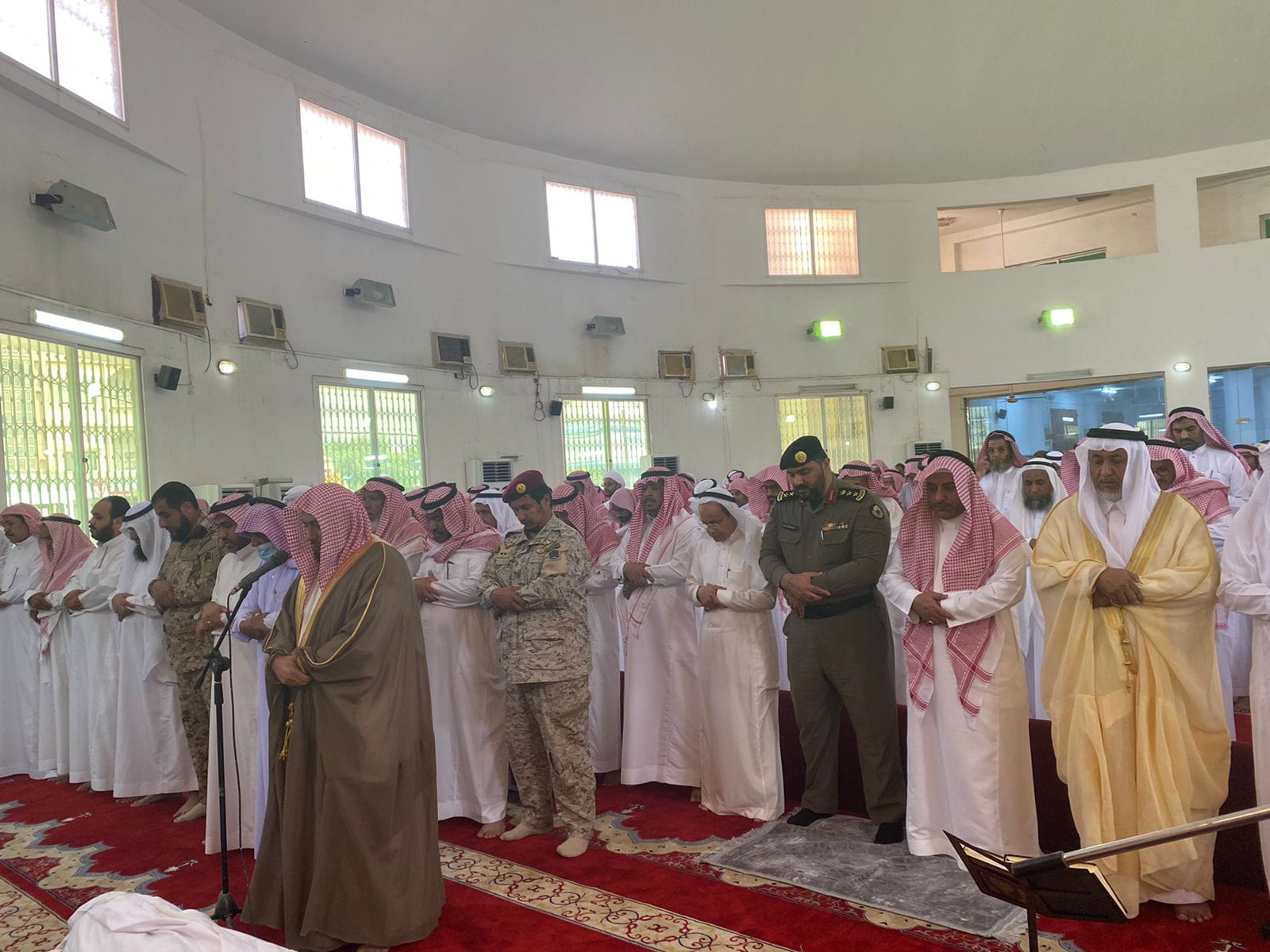 محافظ قلوة بمنطقة الباحة يتقدم جموع المصلين على شهيد الواجب الجندي فيصل الزهراني 1 7776