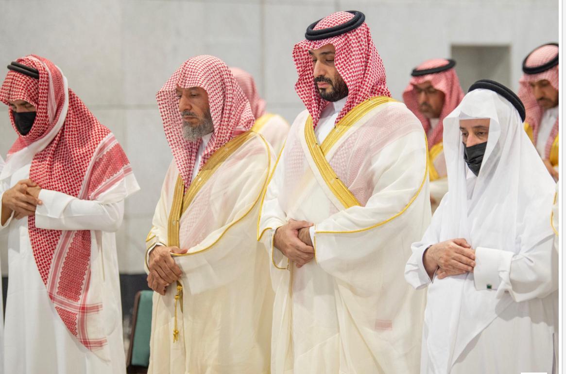 ولي العهد يؤدي صلاة الميت على الأمير ممدوح بن عبدالعزيز 1 صورة واتساب بتاريخ 2023 12 01 في 17.27.15 8a07c319