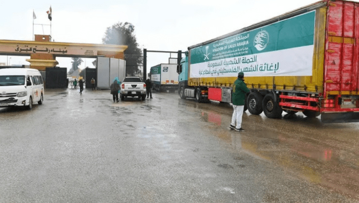 عبور 11 شاحنة سعودية معبر رفح تحمل موادَّ غذائية وطبية