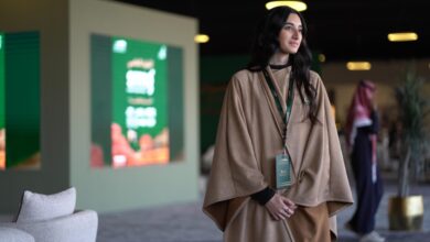 أزياء منظمي كأس العلا للصقور تلفت انتباه الزوار بألوانها المستوحاة