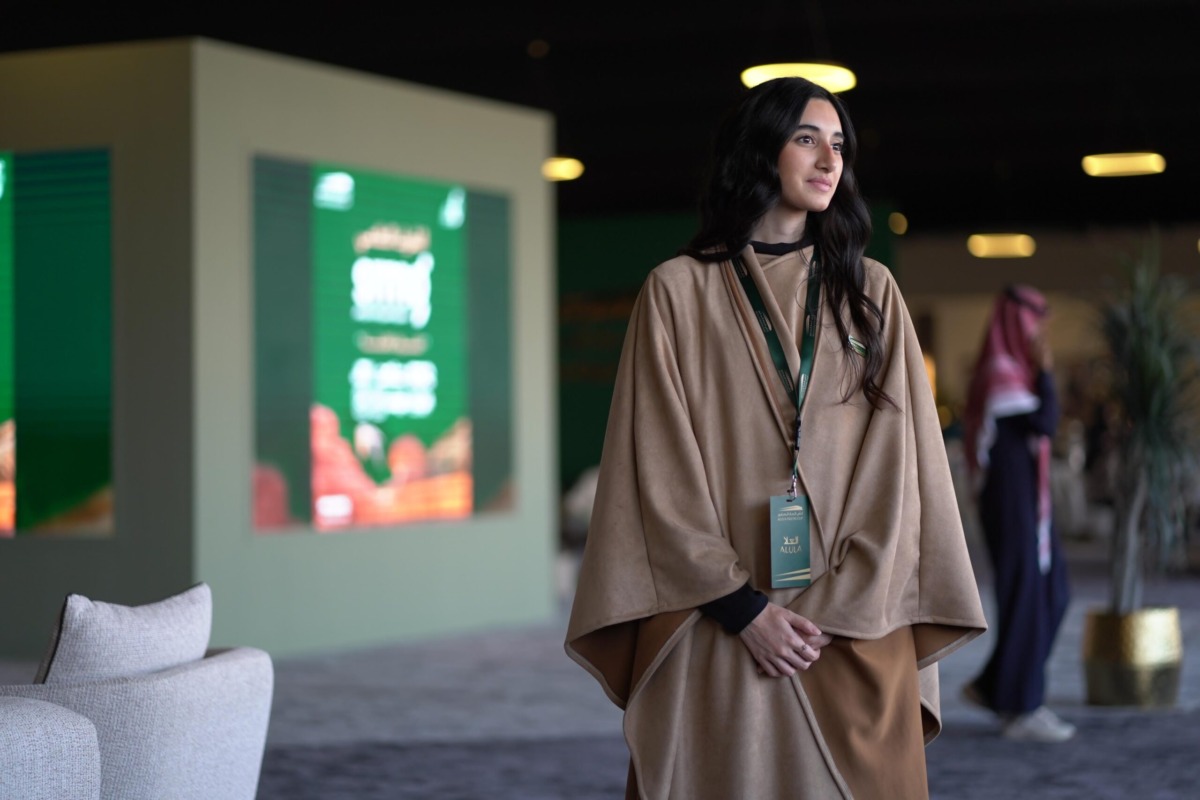 أزياء منظمي كأس العلا للصقور تلفت انتباه الزوار بألوانها 1 أزياء منظمي كأس العلا للصقور تلفت انتباه الزوار بألوانها المستوحاة