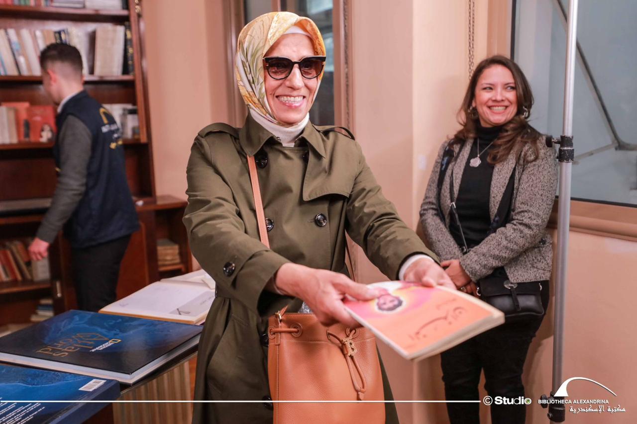 ابنة نجيب محفوظ تهدي مكتبته الخاصة إلى مكتبة الإسكندرية 1 417480709 783719000452376 2298803622992516689 n