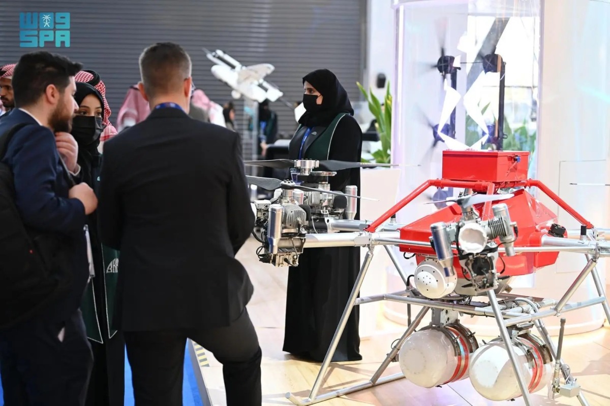 الدفاع المدني يستعرض طائرة دون طيار لمكافحة الحرائق في جناح وزارة الداخلية بمعرض الدفاع العالمي 2024 1 الدفاع المدني يستعرض طائرة دون طيار لمكافحة الحرائق في جناح.webp