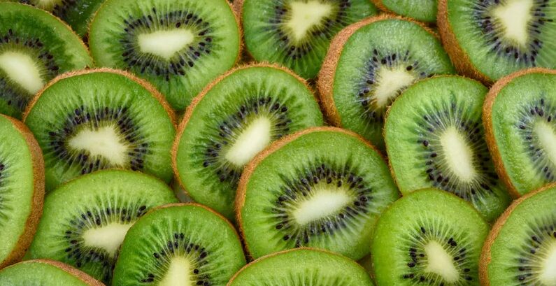 تغذية الكيوي يعزز الصحة العقلية ويقاوم الخلايا السرطانية