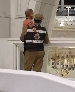 رجل أمن يحمل وافدا من ذوي الإعاقة ليشاهد الكعبة المشرفة ..فيديو 1 Capture 20