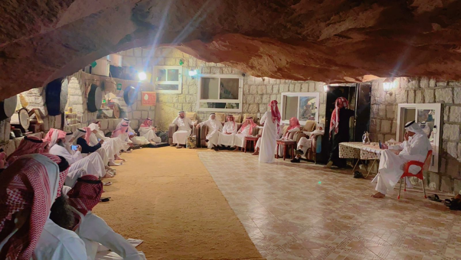 من كهوف جبل شدا المعلقة وفي أسبقية .. "أدبي الباحة" يصعّد ثقافة المكان والإنسان 3 IMG 20240310 WA0022