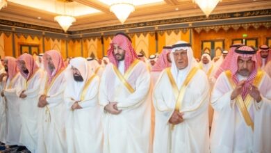 خادم الحرمين يؤدي صلاة عيد الفطر في قصر السلام