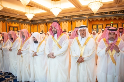 خادم الحرمين يؤدي صلاة عيد الفطر في قصر السلام