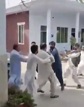 شاهد.. عشرات الباكستانيين يعتدون بالضرب على مسؤول بشركة الكهرباء بعد قطع التيار عنهم 1 5666666666