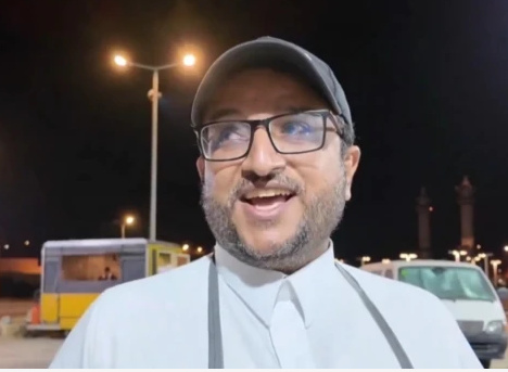 شاهد: مدير مدرسة يبيع كبسة مضغوط في عربة "فود ترك" بالنماص 1 مدير مدرسة