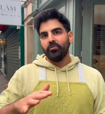 شاهد: شاب من القصيم يملك مقهى في باريس ويبيع فيه "الكليجا" 1 شاب من القصيم في باريس