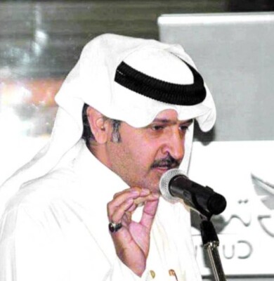 شعراء يتغنون