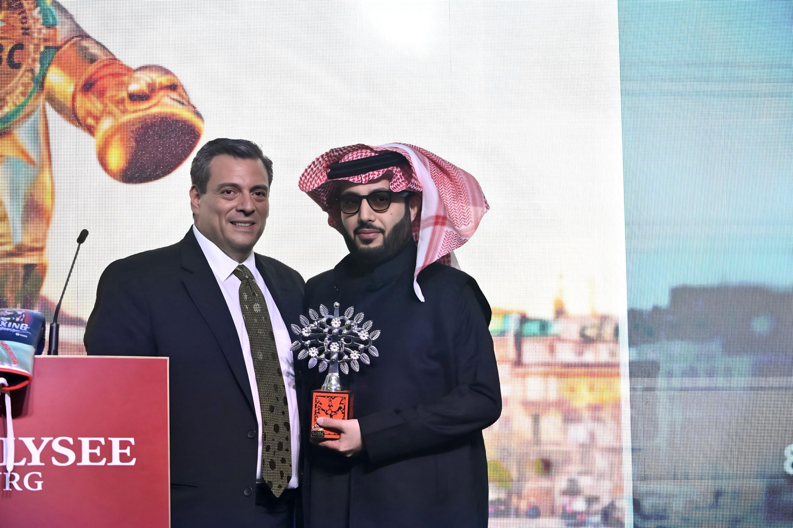 تركي آل الشيخ يُمنح جائزة "رجل العام" من المجلس العالمي للملاكمة 1 e5952819 eeb0 40ce 9c84 f7d0c7b06992 scaled