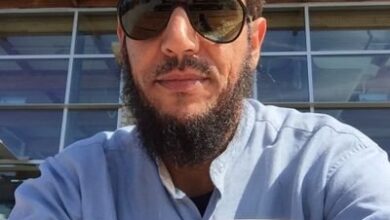 استشاري :الحد الأعلى اليومي المسموح به من السكر المضاف للبالغين الأصحاء ٥٠ جرام سكّر تقريبا. 2 Le5XgVuk 400x400
