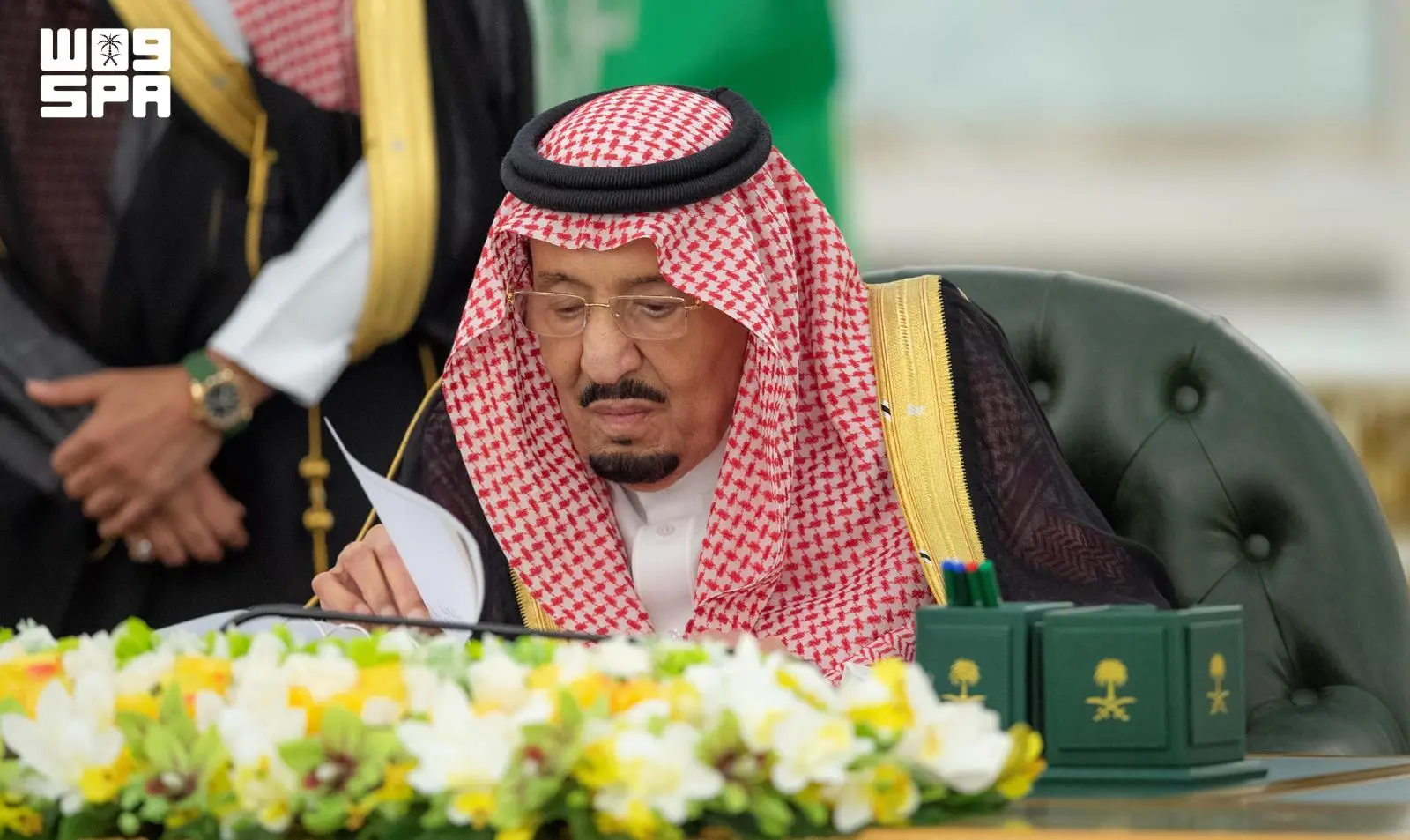 خادم الحرمين الشريفين يرأس جلسة مجلس الوزراء في جدة 1 F10668632