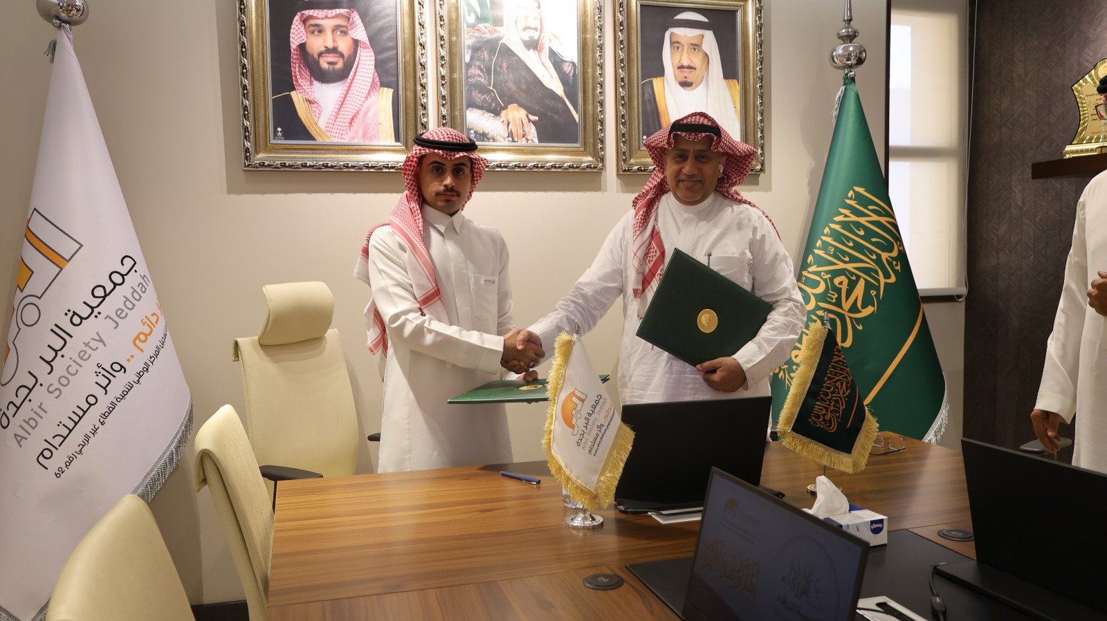 "بر جدة" وأكاديمية الزرقاء يوقعان اتفاقية تعاون لتطوير قدرات مستفيدي ومنسوبي الجمعية وتأهيلهم لسوق العمل 1 9d87048b ca4b 4efb a3f9 a6e4f509825c
